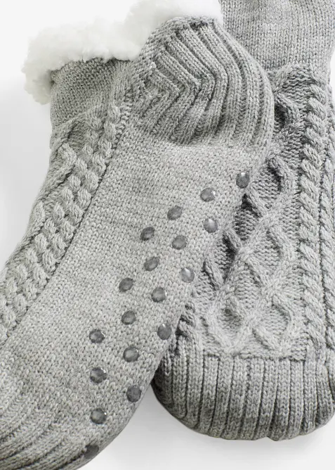 Myke sokker med flettem&oslash;nster, pilef&ocirc;r og antiskli-s&aring;le, bonprix