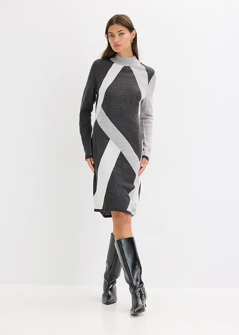 Strikket kjole med moteriktig, stripete jacquardmønster, bonprix