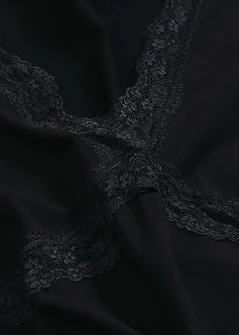 Pyjamas med blondebesetning, bonprix