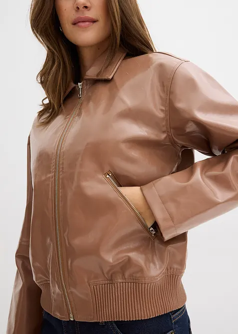 Kort jakke i imitert skinn, bonprix