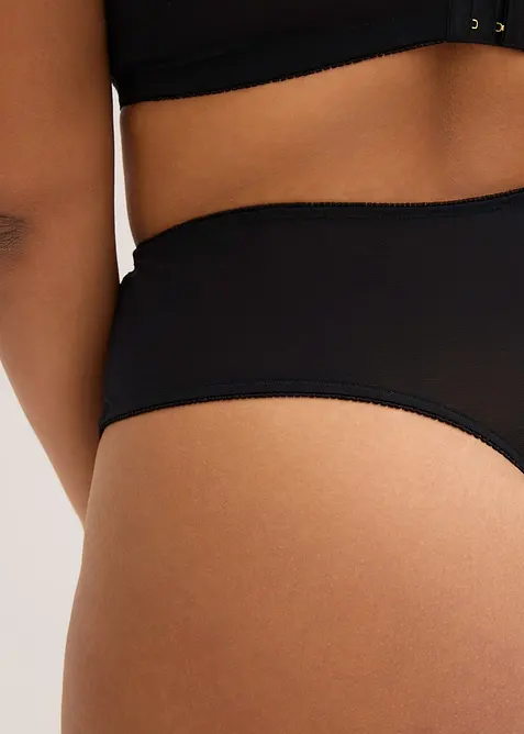 Stringtruse med h&oslash;y midje og nydelige blonder, bonprix