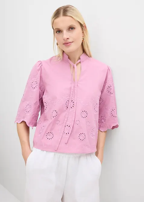 Kort bluse med hullbroderi, bonprix
