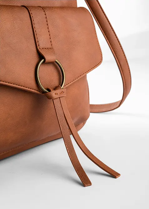 Skulderveske i mellomstor modell med spennedetalj, bonprix