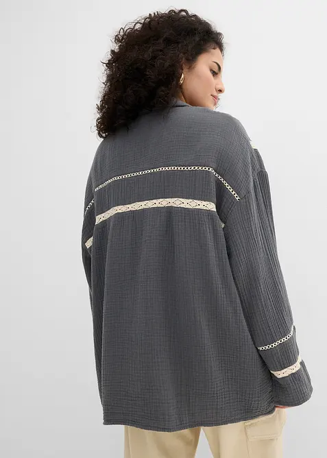 Skjorte i musselin med blondeinnfellinger, bonprix