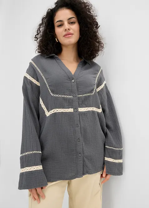 Skjorte i musselin med blondeinnfellinger, bonprix