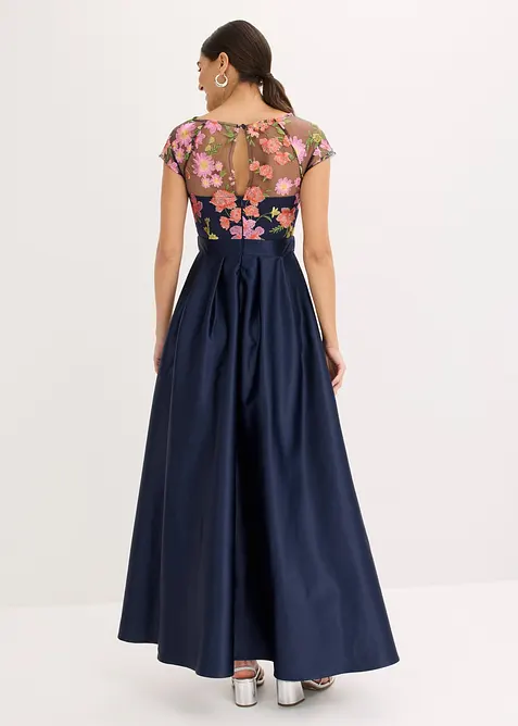 Maxikjole i blank sateng med blonder, bonprix