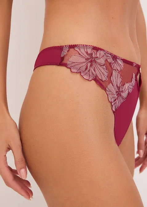Stringtruse med nydelig broderi, bonprix