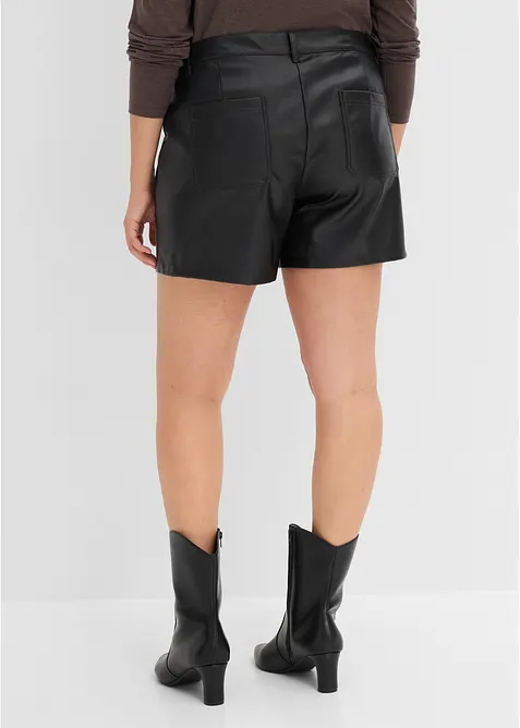 Kort shorts i imitert skinn, bonprix