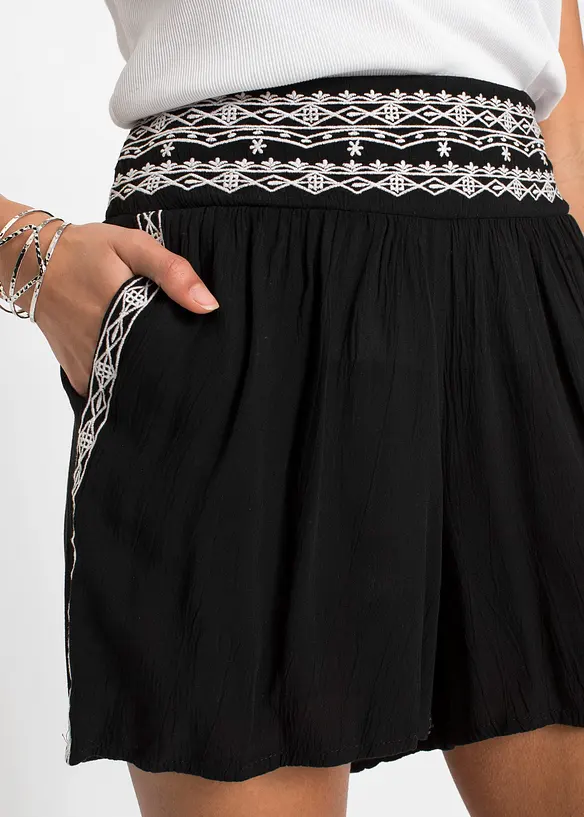 Krinklet short av lett viskose, bonprix