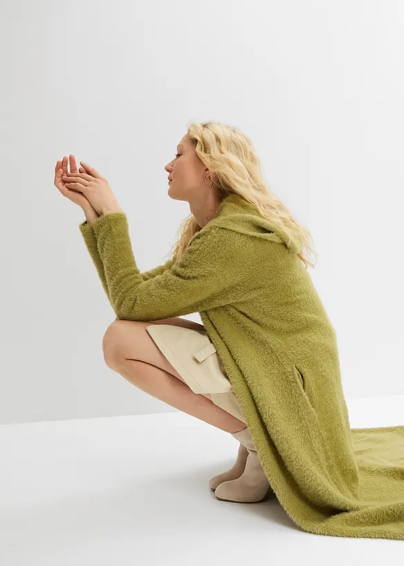 Strikket kåpe i mykt fjærgarn, bonprix