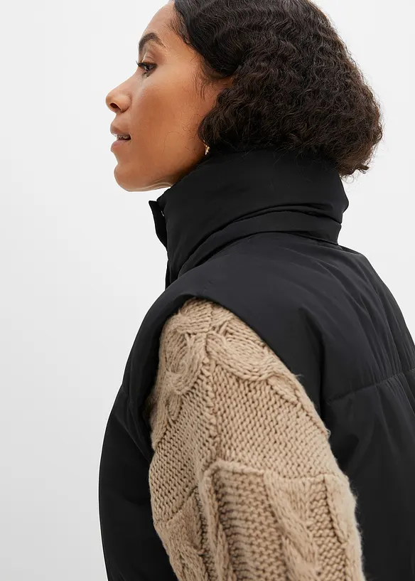 Vattert vest av resirkulert polyester, med avtagbar hette, bonprix