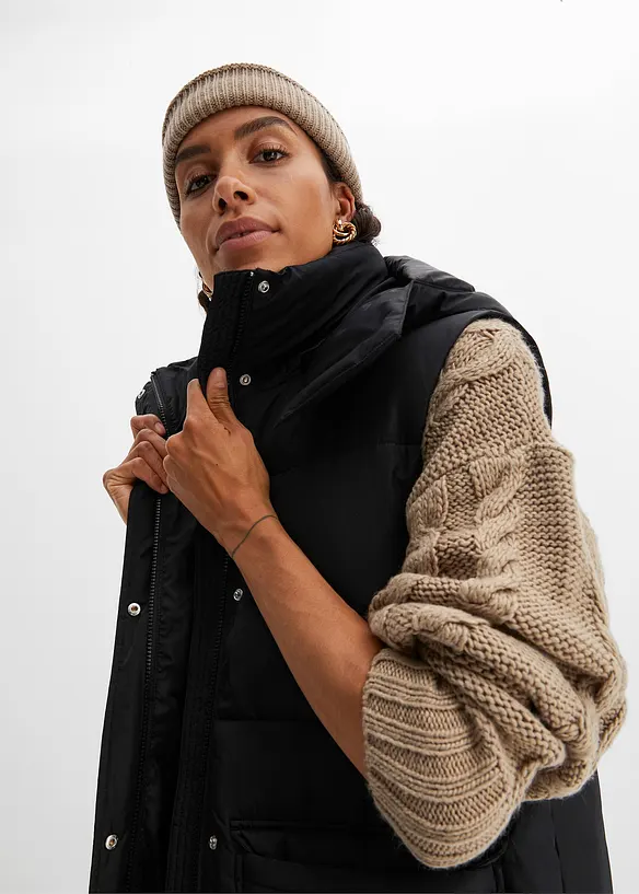 Vattert vest av resirkulert polyester, med avtagbar hette, bonprix