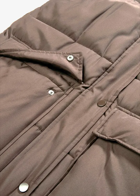 Vattert vest av resirkulert polyester, med avtagbar hette, bonprix
