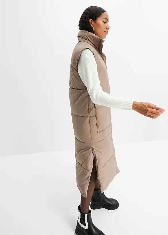 Vattert vest av resirkulert polyester, med avtagbar hette, bonprix