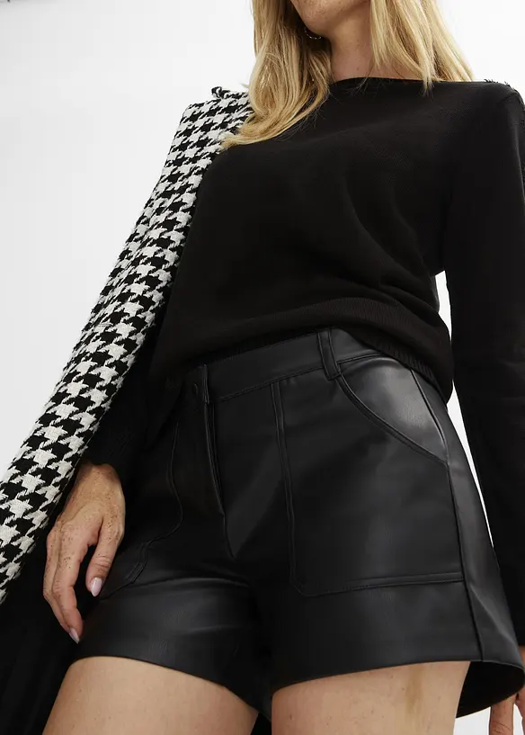 Kort shorts i imitert skinn, bonprix