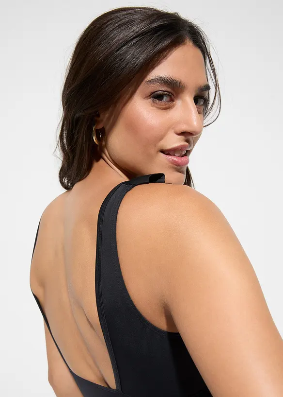 Badedrakt av resirkulert polyamid, bonprix