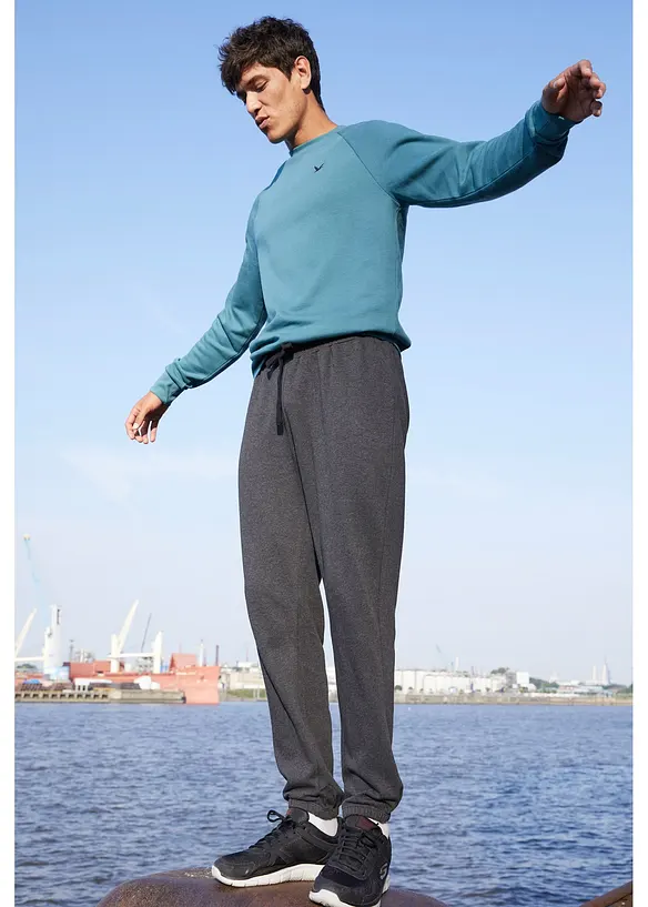 Sweatshirt med resirkulert polyester og raglanermer, bonprix