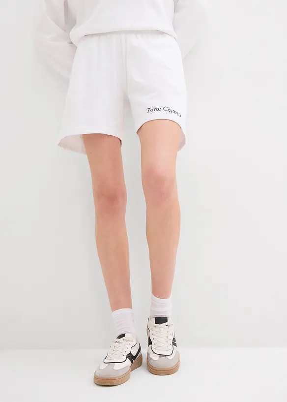 Sweatshorts med broderi, bonprix
