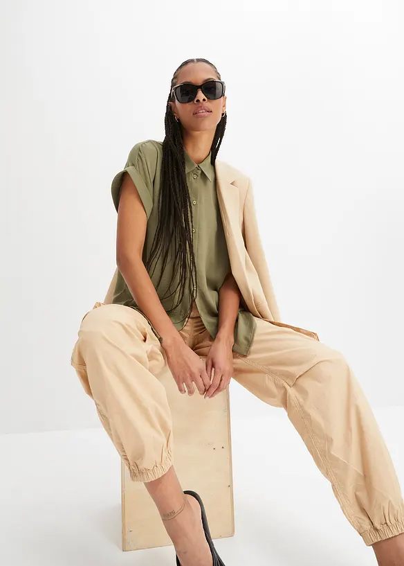 Bluse med korte ermer og resirkulert polyester, bonprix