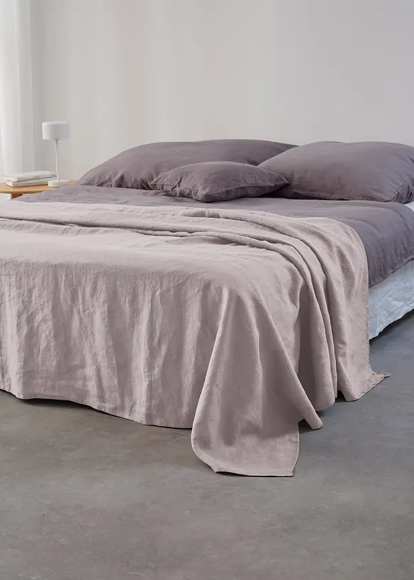 Forseggjort overkast i lin, bonprix