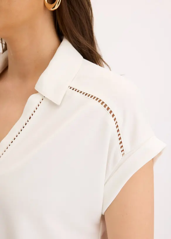 Poloskjorte av viskosepik&eacute; med blondeinnfelling, bonprix