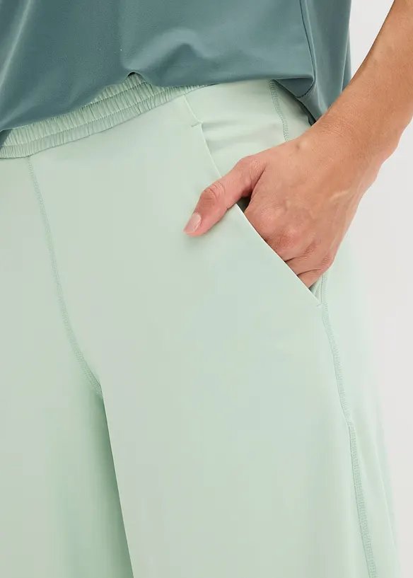 Behagelig treningsbukse i hurtigt&oslash;rkende materiale med vide ben, bonprix