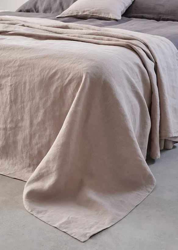 Forseggjort overkast i lin, bonprix