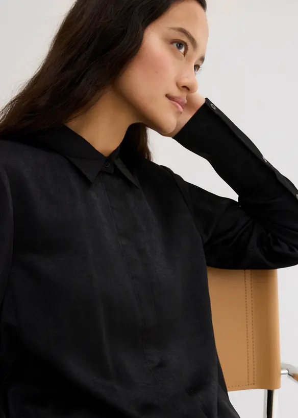 Satengbluse i viskosemiks, bonprix