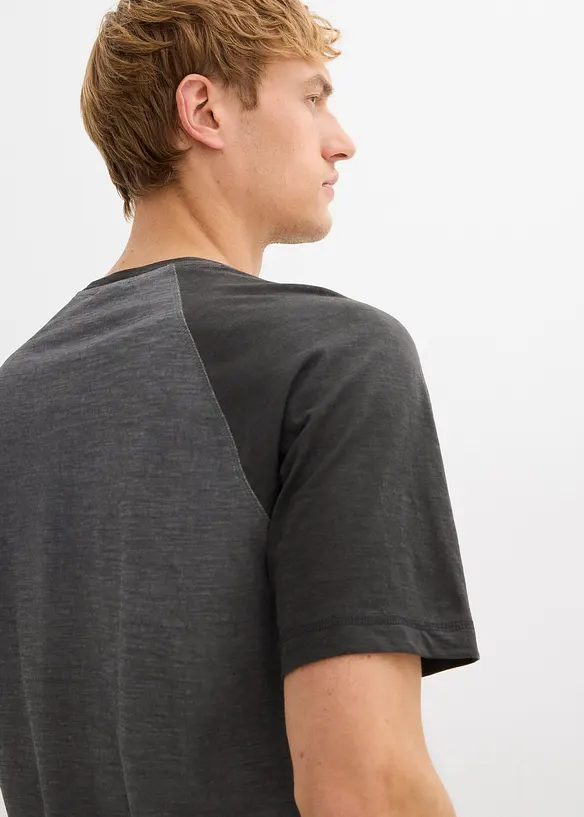 Henley T-skjorte med korte ermer, i vasket stil av 100% økologisk bomull, bonprix
