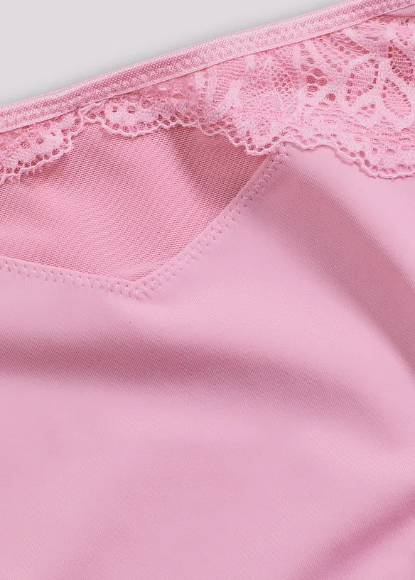 Truse med h&oslash;y midje og nydelige blonder, bonprix