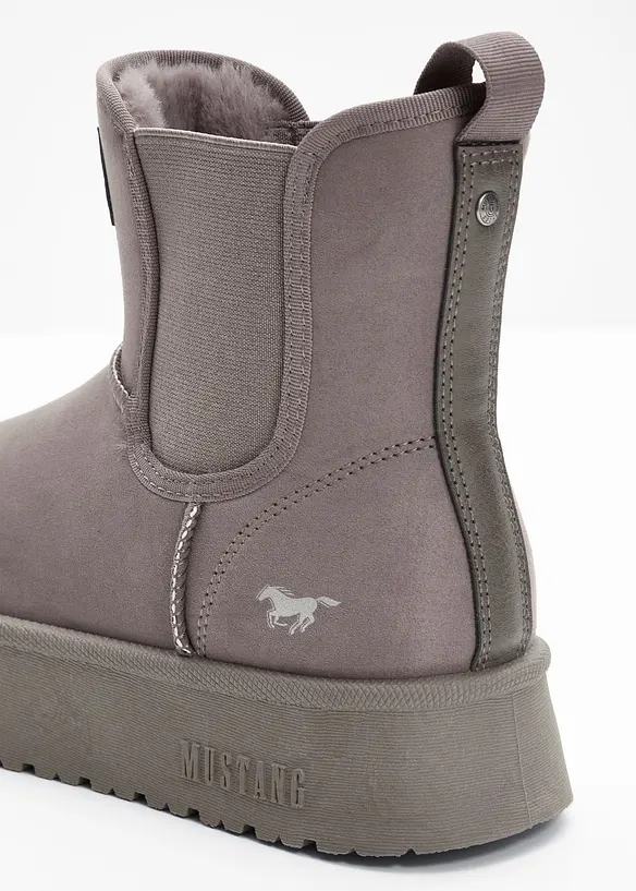 Platåboots fra Mustang, Mustang