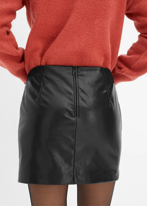 Kort skjørt i imitert skinn, bonprix