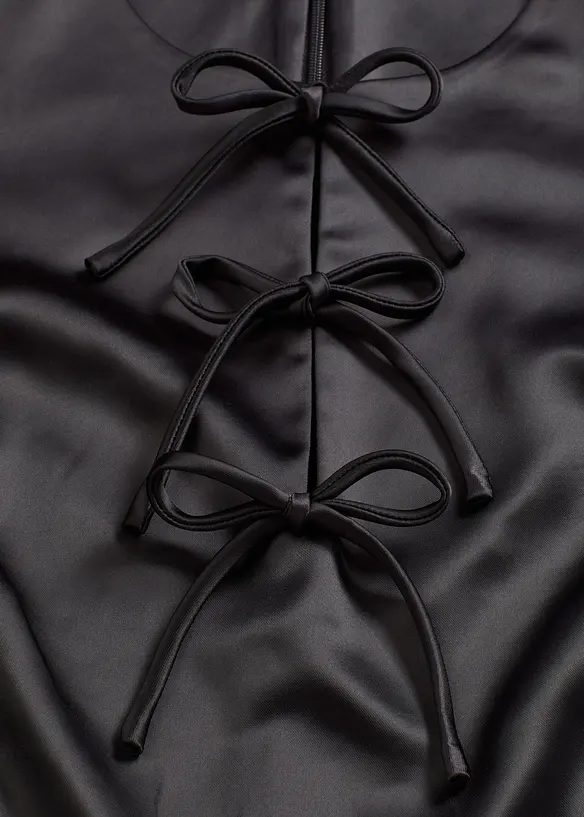 Minikjole i sateng med glans, bonprix