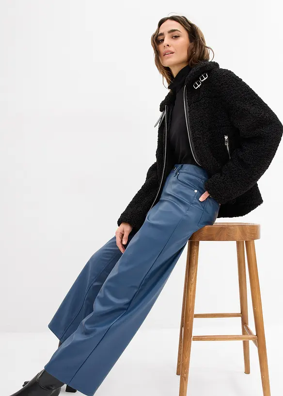 Vid bukse i imitert skinn, bonprix