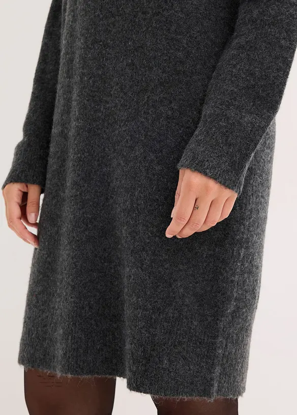 Strikket kjole med applikerte paljetter, bonprix