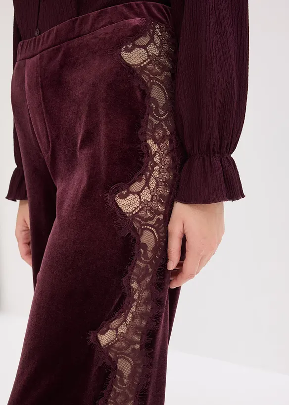 Vid bukse i myk fløyel med blondeinnfelling, bonprix