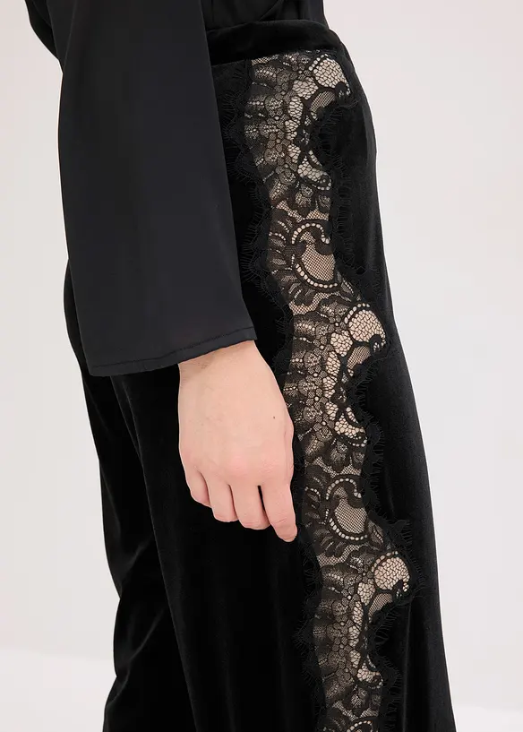 Vid bukse i myk fl&oslash;yel med blondeinnfelling, bonprix