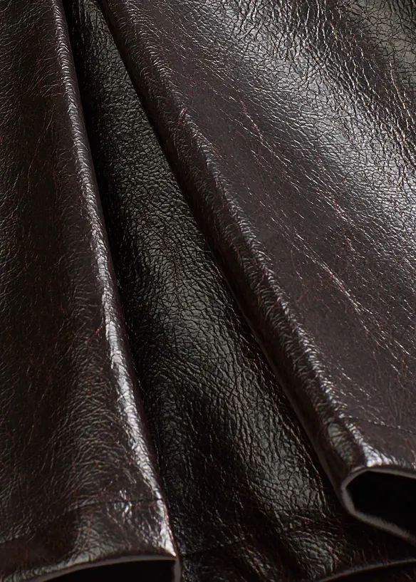 Skjørt av imitert lakkskinn med folde, bonprix