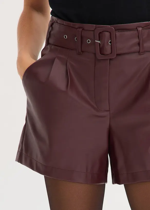 Shorts i imitert skinn med belte, bonprix