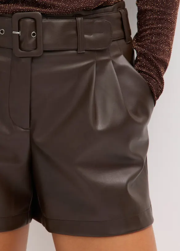 Shorts i imitert skinn med belte, bonprix