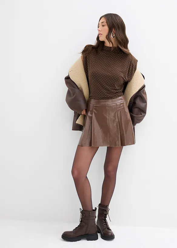 Kort skjørt i imitert skinn med motfolder, bonprix