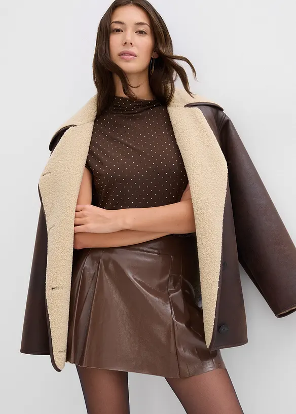 Kort skjørt i imitert skinn med motfolder, bonprix