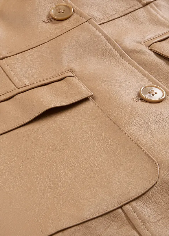 Lett k&aring;pe i imitert skinn og sjalskrage, innsvinget, bonprix