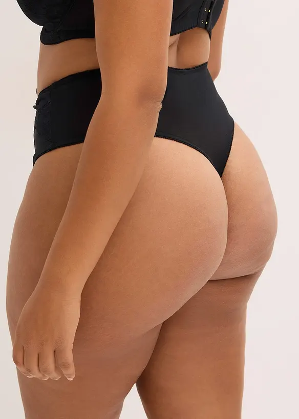 Stringtruse med h&oslash;y midje og nydelige blonder, bonprix