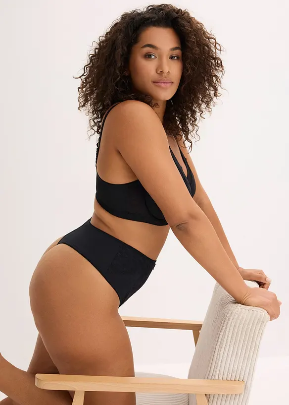 Stringtruse med h&oslash;y midje og nydelige blonder, bonprix