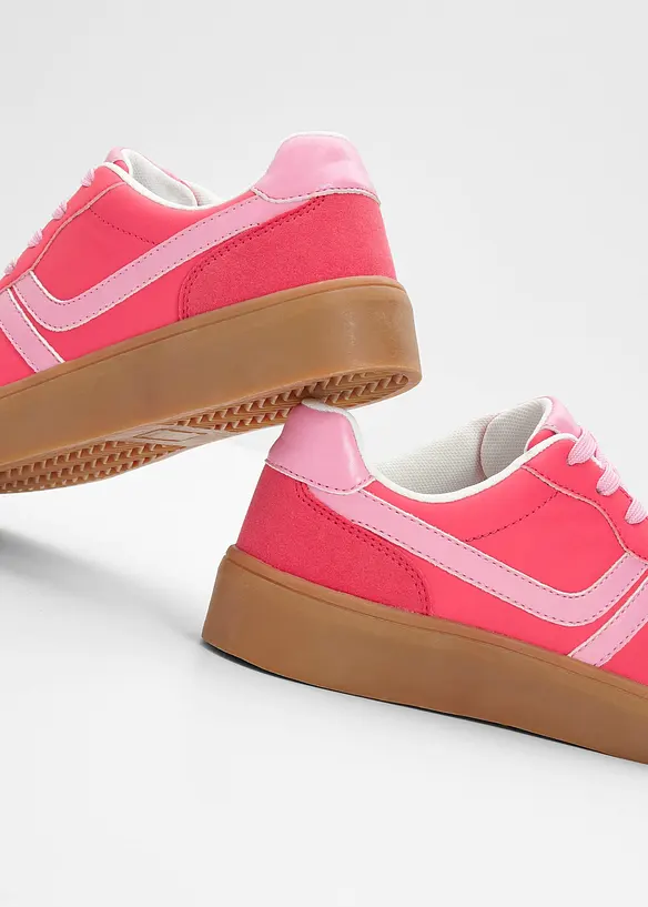 Plat&aring;sneakers i retrostil, bonprix