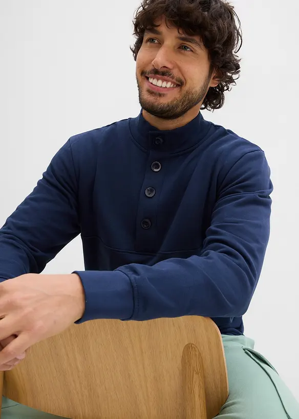 Sweatshirt i 100% &oslash;kologisk bomull med knappestolpe, bonprix