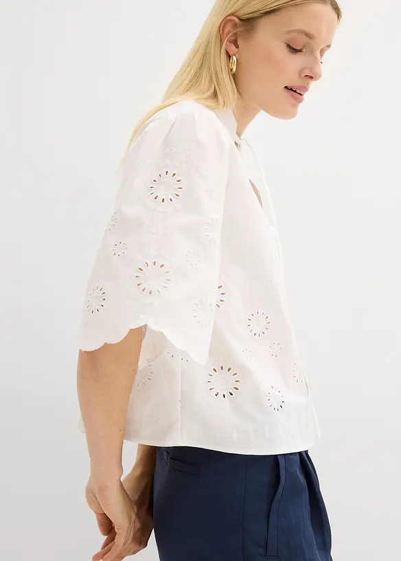 Kort bluse med hullbroderi, bonprix