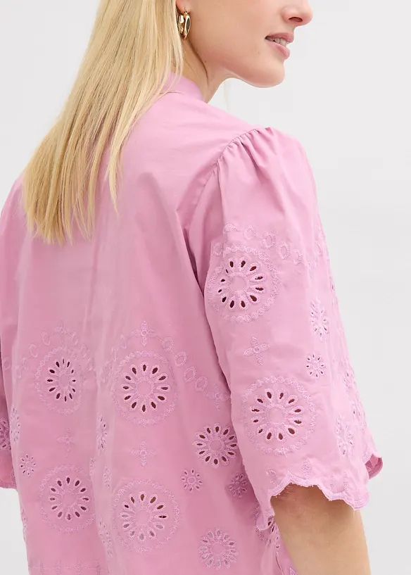 Kort bluse med hullbroderi, bonprix