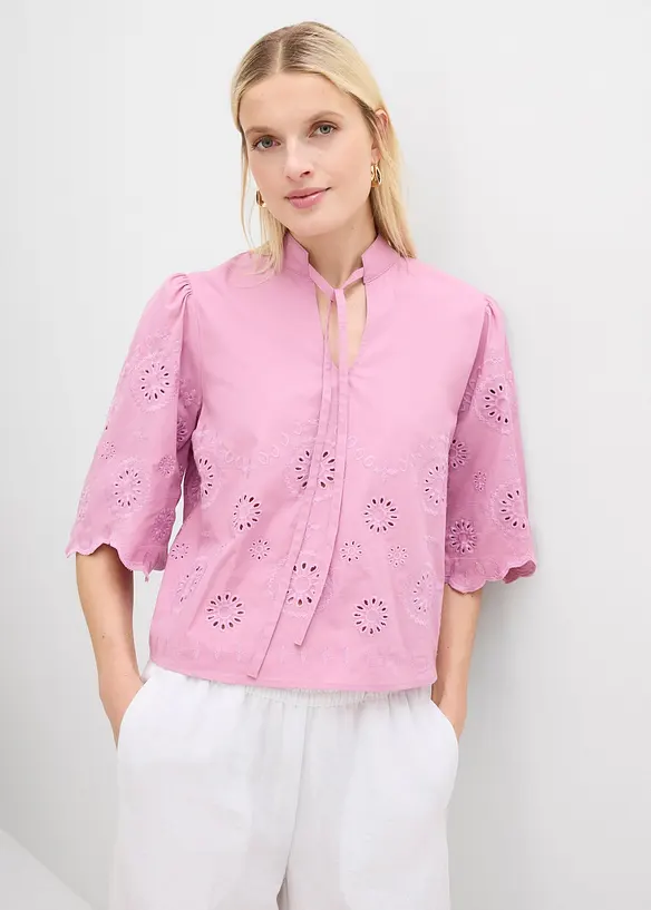 Kort bluse med hullbroderi, bonprix